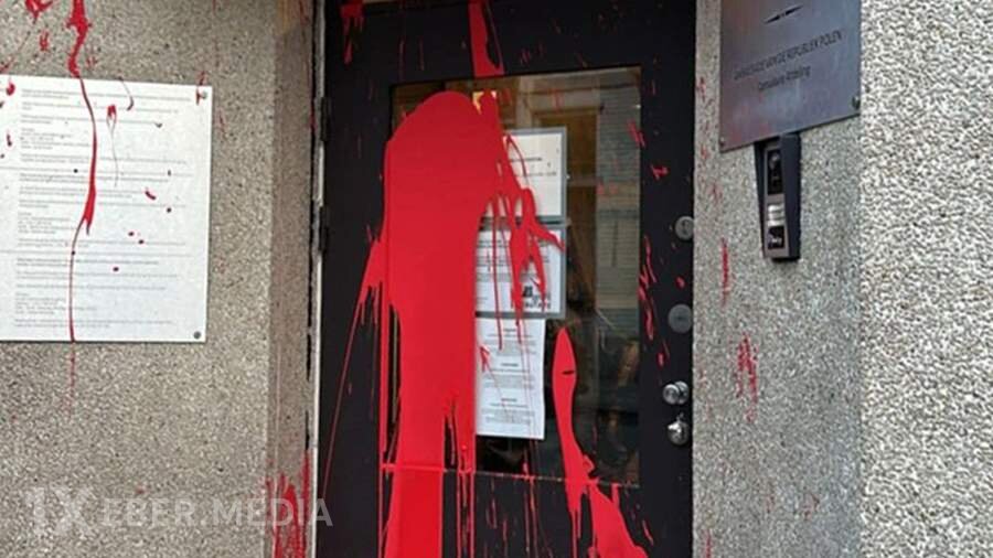 Naməlum şəxslər Polşanın Brüsseldəki səfirliyinə boya atıblar