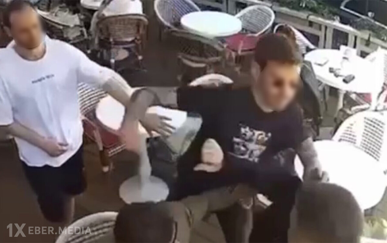 Kafedə dalaşanları ayırmaq istədi - Həyatından oldu...