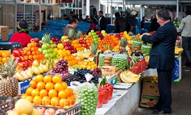 Bakıda 200 manata meyvə satılır