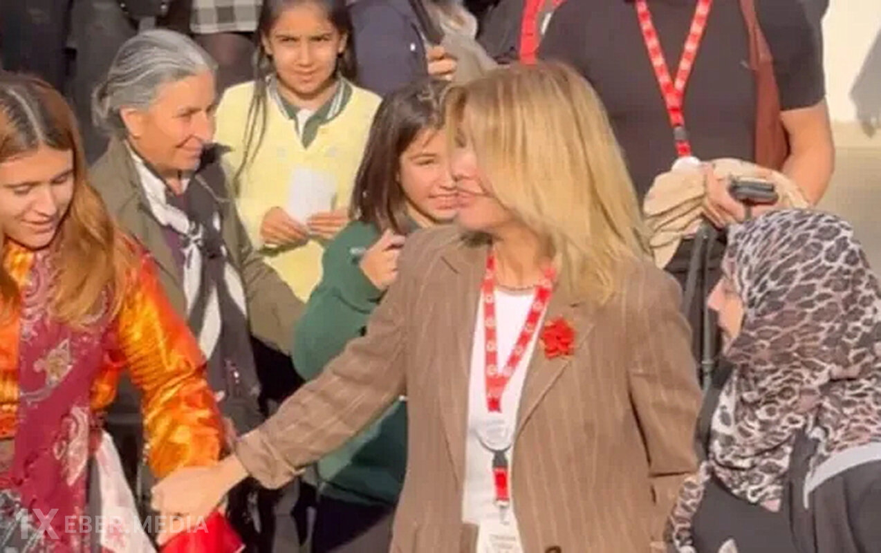 Hicablı qadının əlini tutmaması gündəm oldu - Video