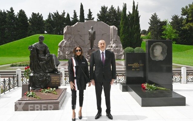 Prezident xanımı və qızı ilə Fəxri xiyabanı ziyarət etdi