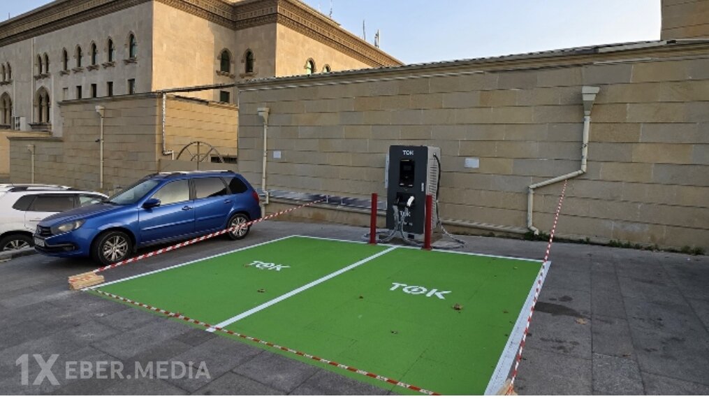 Yasamalda səkini zəbt edib elektrikdoldurma məntəqəsi düzəldiblər