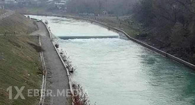 Fəhlələri daşıyan mikroavtobus su kanalına aşdı