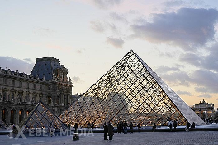 Oktyabr ayında quldurluq zamanı Luvrdan 8 mindən çox brilyant oğurlanıb
