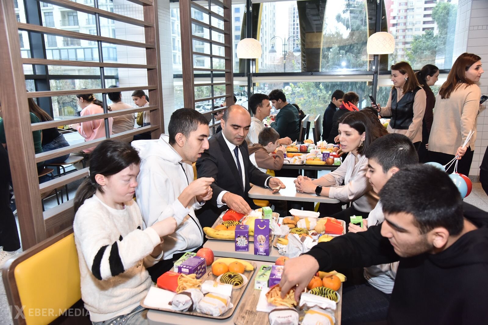 İcra başçısı uşaqlarla birgə McDonald’s-da...