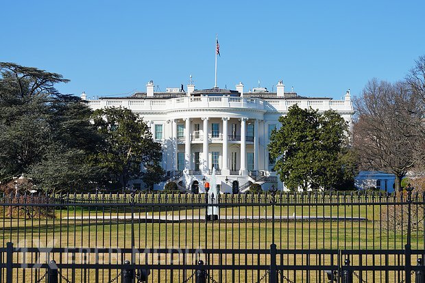 Ağ Ev: Trampın Venesuela ərazisinə zərbələr endirmək üçün Konqresin icazəsi lazımdır