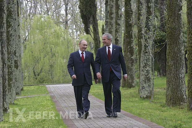 ABŞ-da Putin və Buş arasında danışıqların yazıları yayılıb