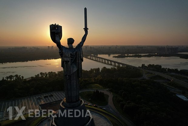 Kamran Əsədov gülə-gülə məhkəməyə girdi