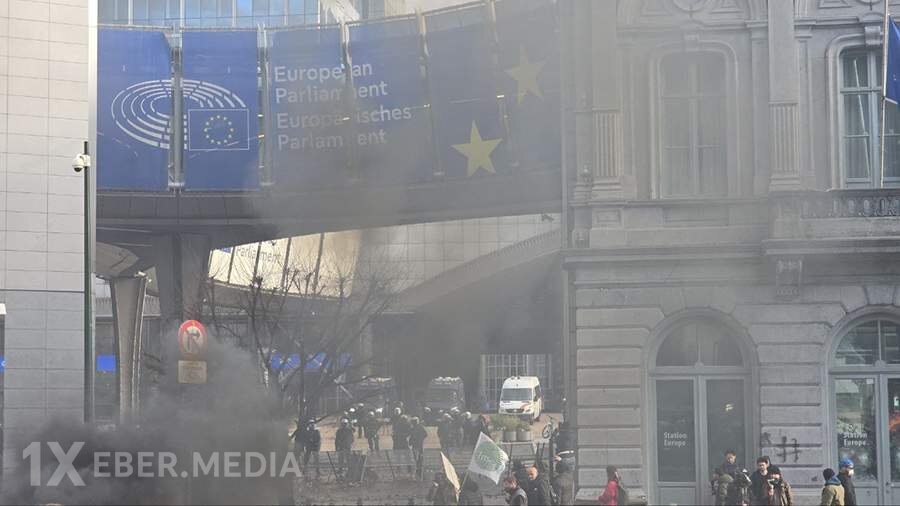 Polis Avropa Parlamenti yaxınlığında etirazçıları gözyaşardıcı qazla dağıdıb