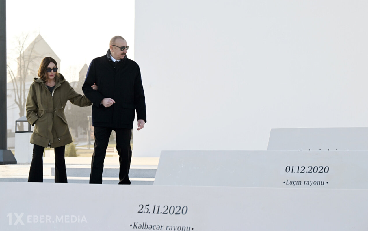 Prezidentin ayaq saxladığı pilləkənlərdə nə yazılıb? - Video