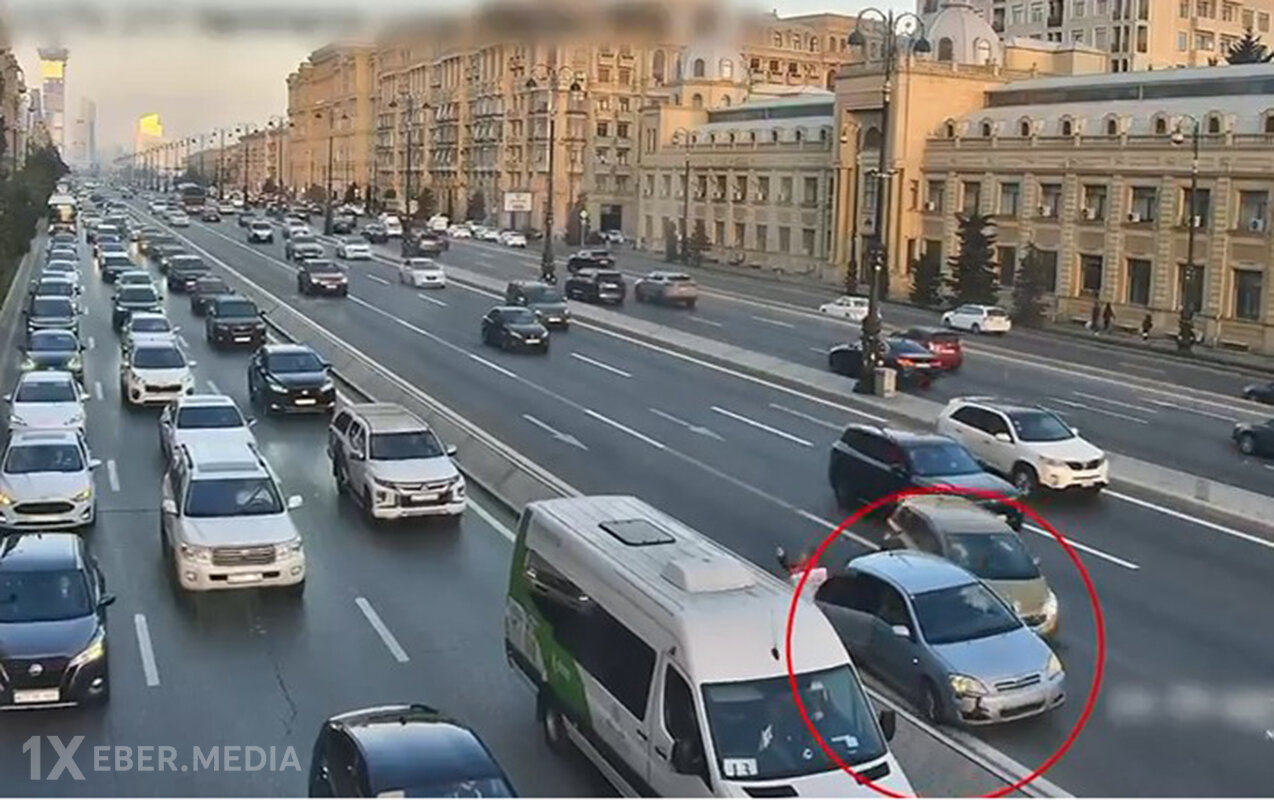 Sərnişini yolun ortasında düşürdü, qəza oldu