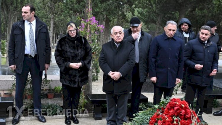 Əli Əsədov Milli Qəhrəmanların məzarlarını ziyarət etdi