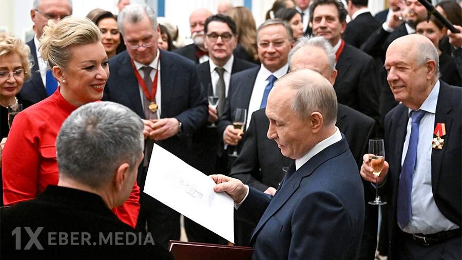 Putin Zaxarovaya Kremlin və Qalib Georginin təsviri olan qutu hədiyyə edib