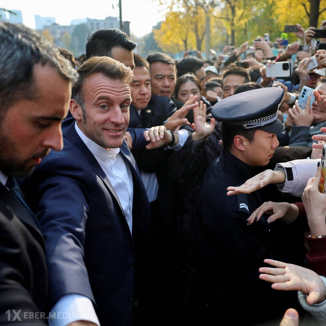 Makron tələbələrlə söhbət etmək üçün Çində mühafizəçilərdən qaçıb