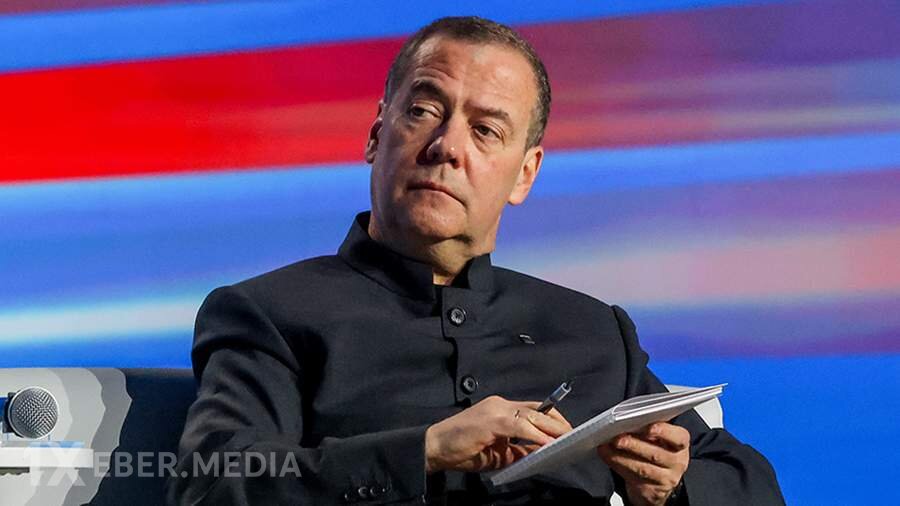 Medvedev Makronun sözlərindən sonra ABŞ-ın Fransaya sualtı qayıqlar göndərməsini təklif edib