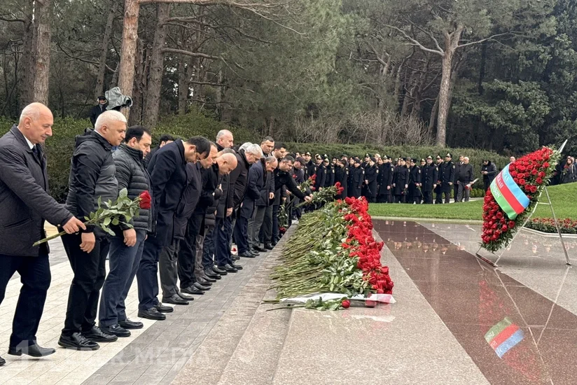 "Qaçqınkom"un kollektivi Heydər Əliyevin məzarını ziyarət edib