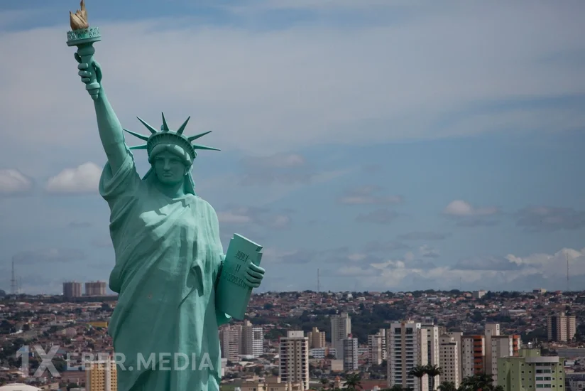 Braziliyada Azadlıq heykəlinin surəti güclü külək səbəbindən uçub