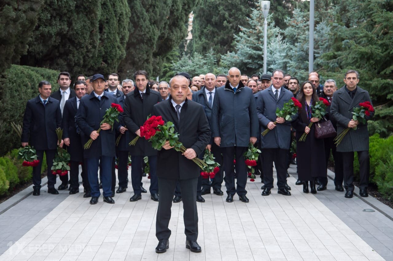 ADSEA kollektivi Fəxri xiyabanda Heydər Əliyevin xatirəsini andı