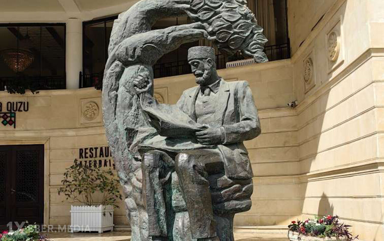 “Zərdabi orada restoranın qapıçısı kimi görünür”