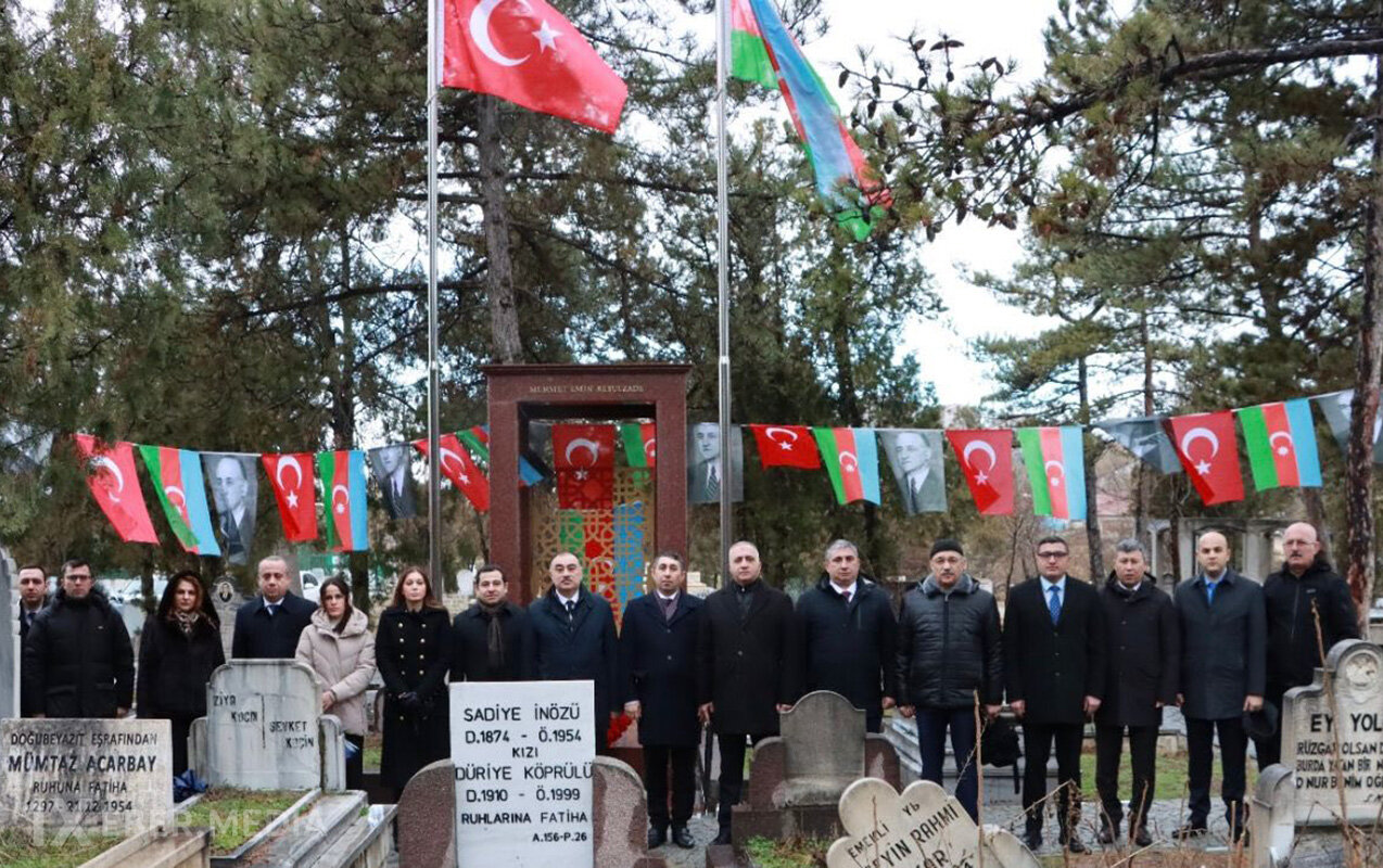Səfir Rəsulzadənin məzarını ziyarət etdi - Fotolar