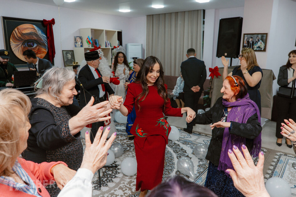 Prezidentin qızları ahıl şəxslərlə Yeni il süfrəsində