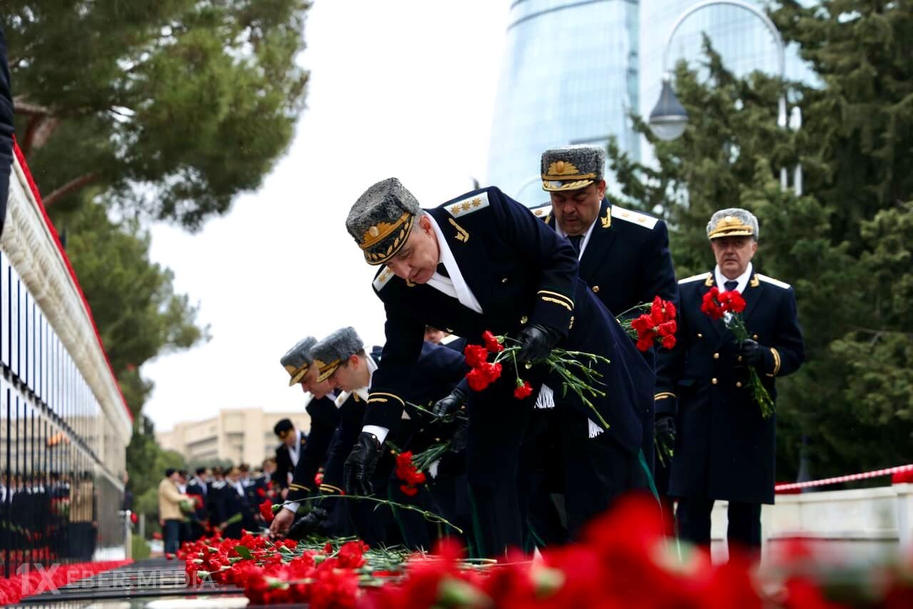 Baş Prokurorluğun kollektivi Şəhidlər xiyabanında
