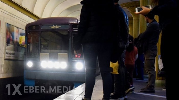 Bakı metrosunda sərnişin qatar yoluna düşüb öldü