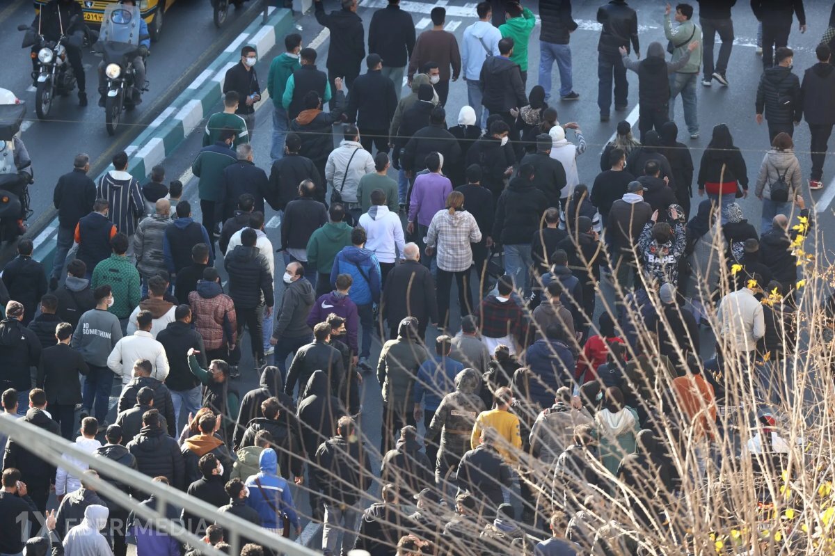 İranda güclü etirazlar - Rəisinin heykəli aşırıldı