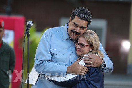 ABŞ Venesuela prezidentini və xanımını ƏLƏ KEÇİRİB