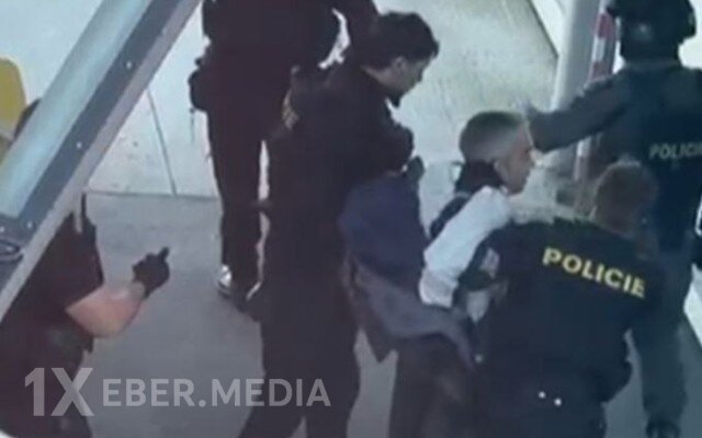 AZAL-ın təyyarəsinə qanunsuz minmək istəyən şəxs saxlanıldı - VİDEO