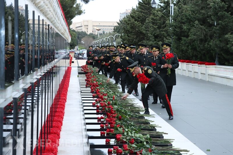 SOMDA-nın şəxsi heyəti Şəhidlər Xiyabanında...