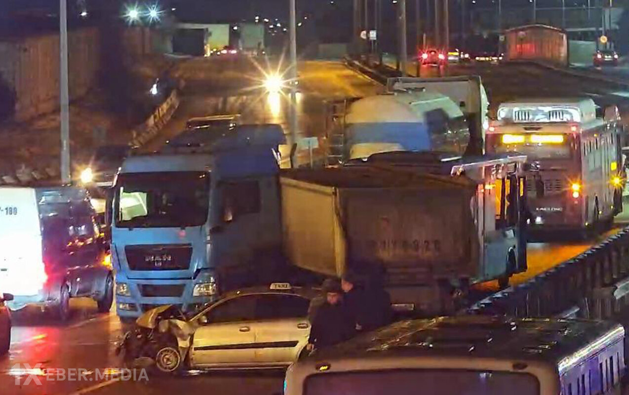 Yasamalda buzlu yol qəzaya səbəb oldu - Hərəkət dayandı+Fotolar