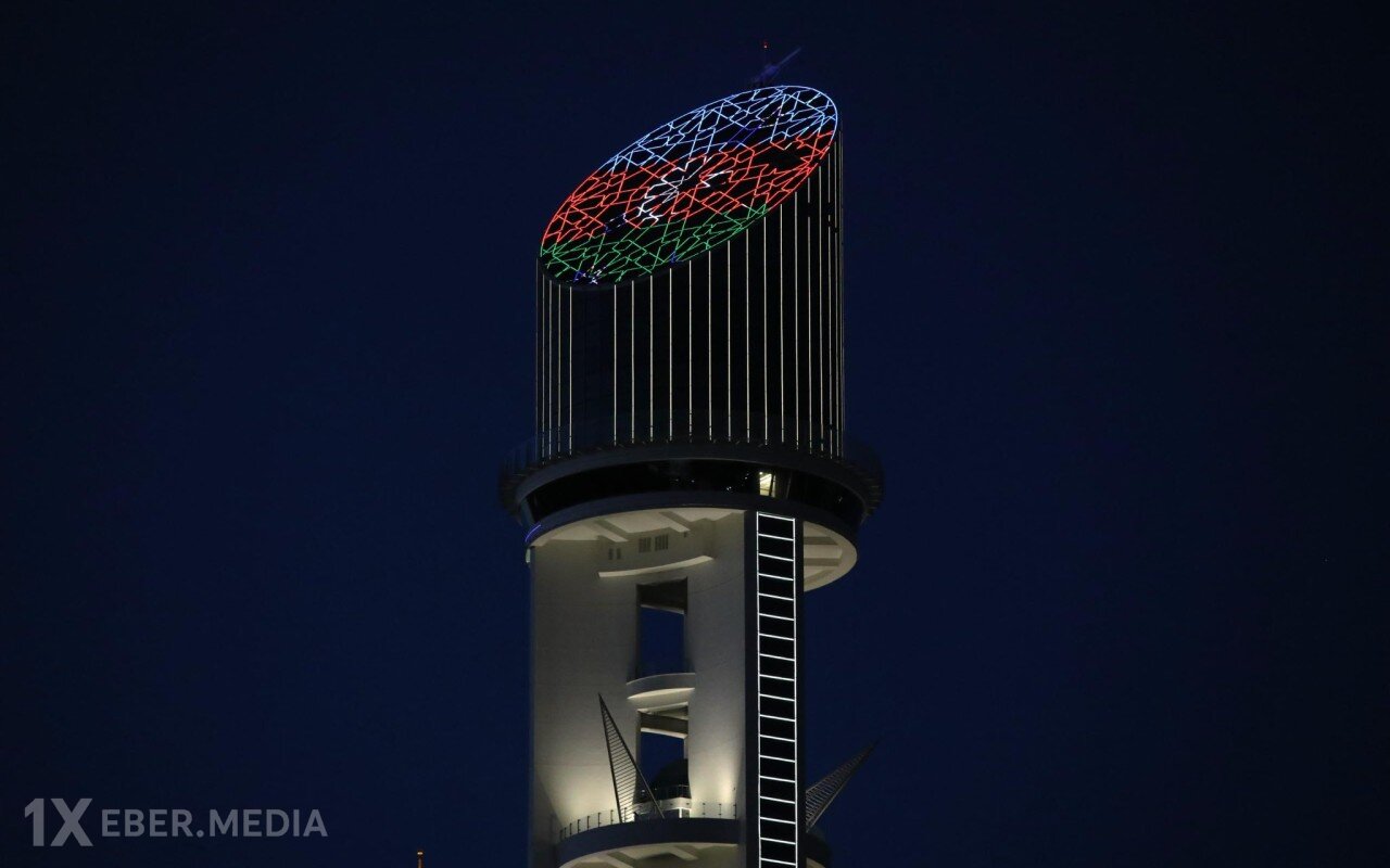 Cümhuriyyət Qülləsində Azərbaycan bayrağı proyeksiya olunub