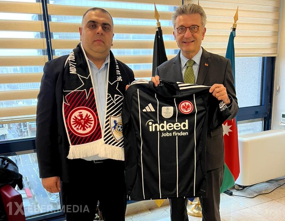 Səfir “Qarabağ”-“Ayntraxt” matçının hesabını düz tapan şəxsi mükafatlandırdı