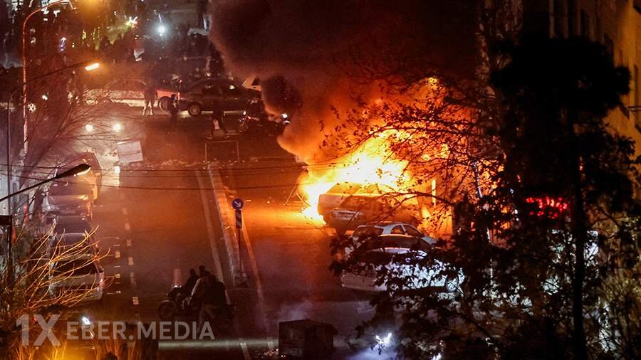 Tramp İran etirazçılarını hökumət binalarını ələ keçirməyə çağırdı