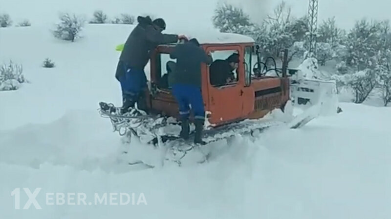 "Azərişıq" cənub rayonlarında elektrik enerjisinin verilişini bərpa etmək üçün fasiləsiz işləyir (VİDEO)