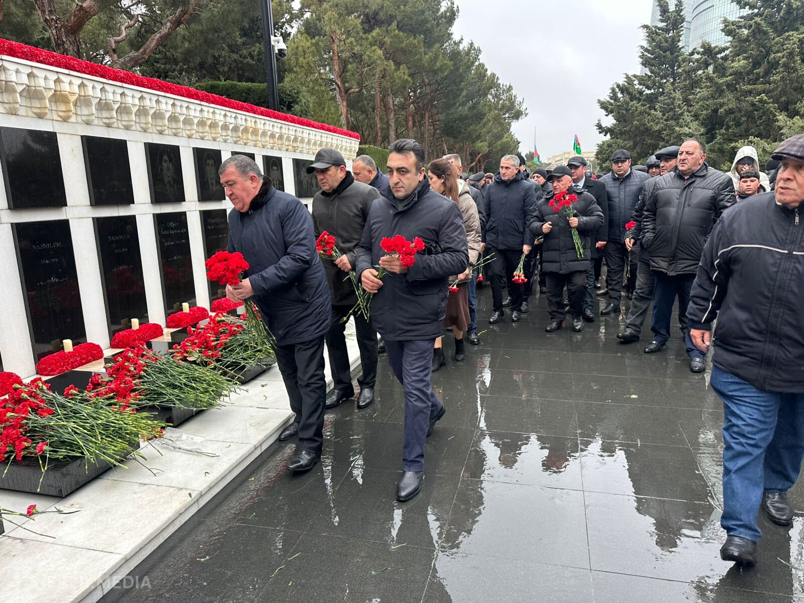 Xətai rayon İH nümayəndələri  Şəhidlər xiyabanı ziyarət edib