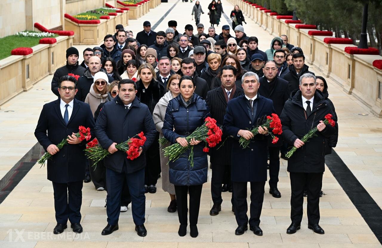 Səbinə Əliyeva və Aparatın kollektivi 20 Yanvar faciəsinin ildönümü ilə əlaqədar Şəhidlər xiyabanını ziyarət edib