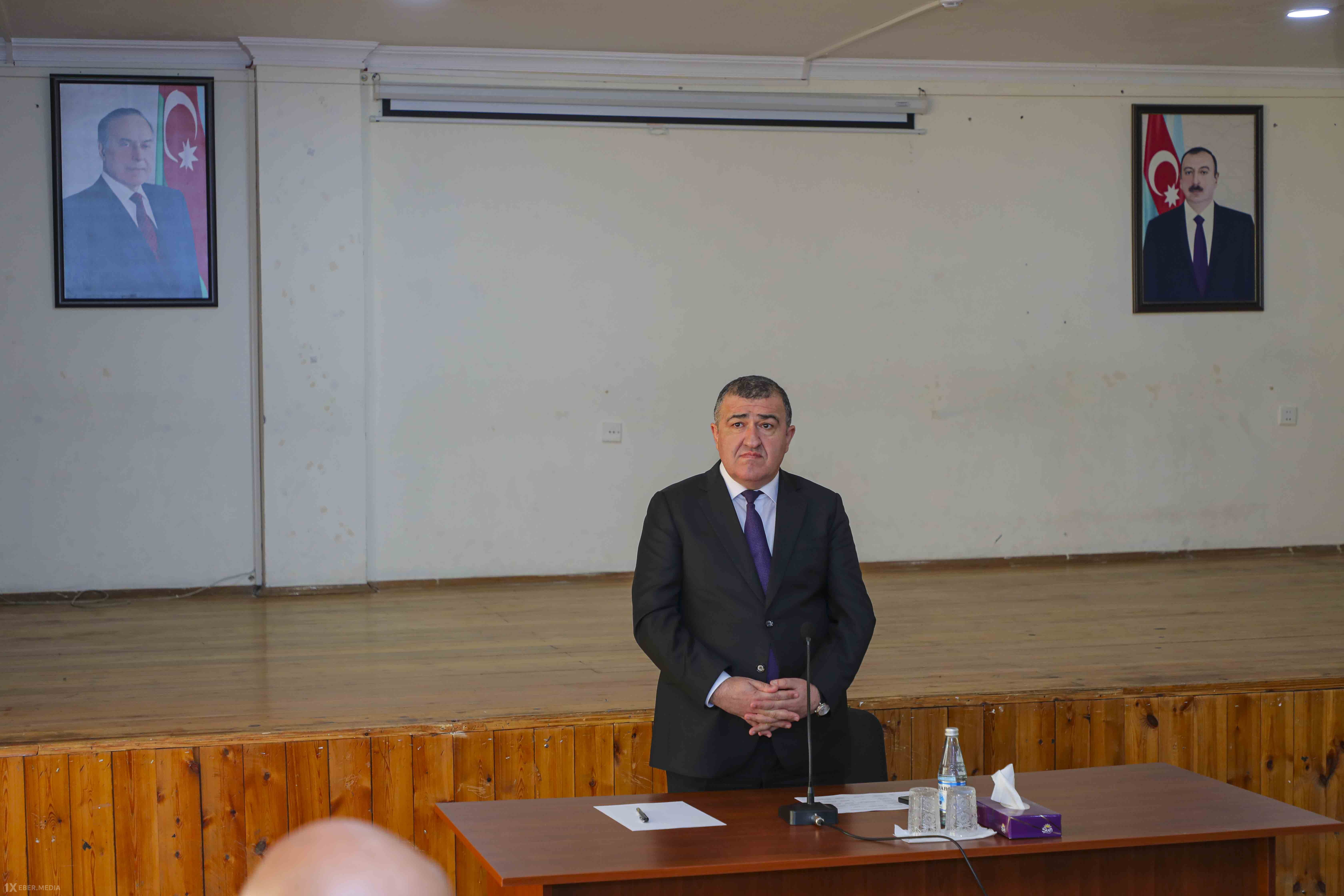 Xətainin başçısı 17 saylı tam orta məktəbdə vətəndaşlarla görüşüb