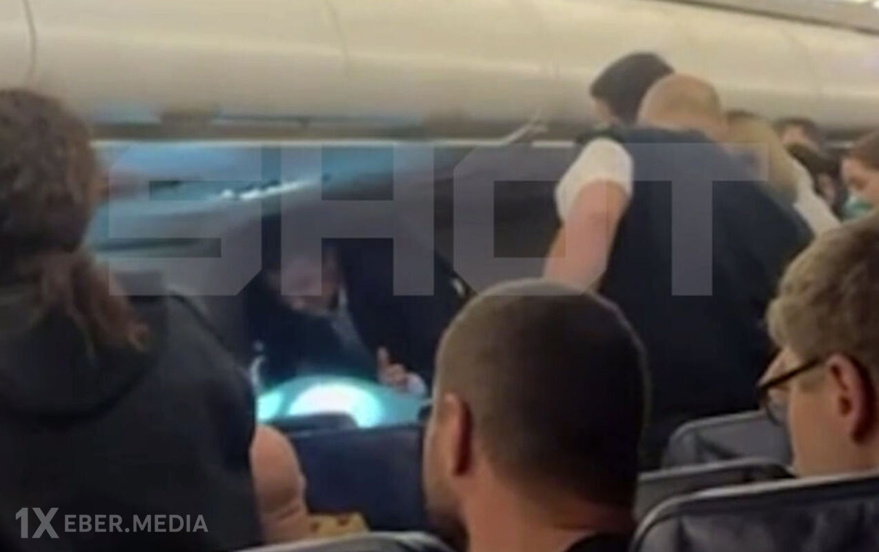 Moskva-İrəvan reysində sərnişinin çantası alışıb yandı - Video