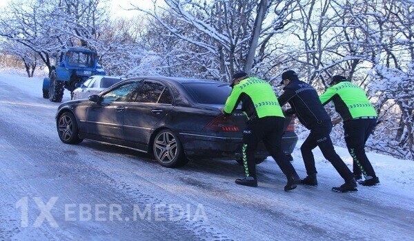 Güclü qar: Bu yolda çətinliklər yarandı