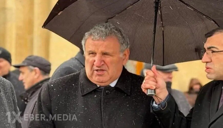 Çətir tutan şəxs işdən ÇIXARILDI - İsa Həbibbəyli ona niyə hirslənib?