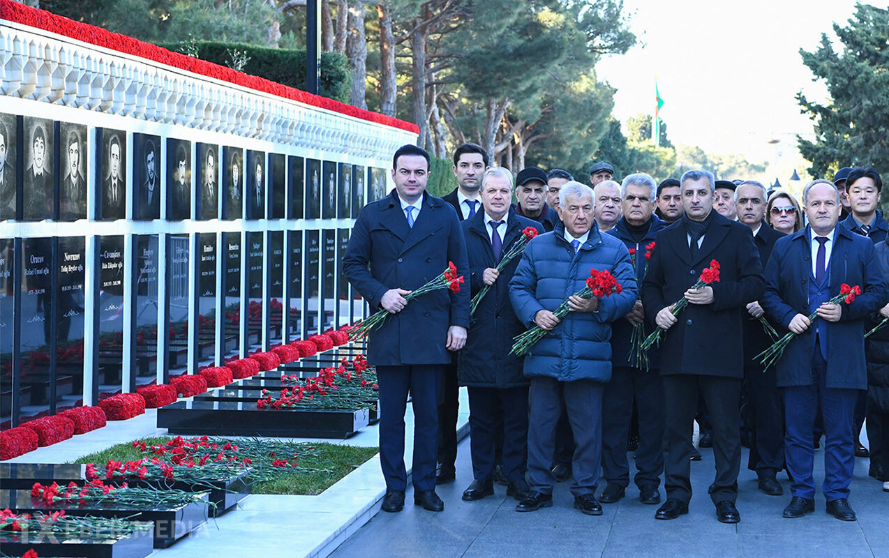 BMU-nun kollektivi Şəhidlər xiyabanını ziyarət etdi - Fotolar