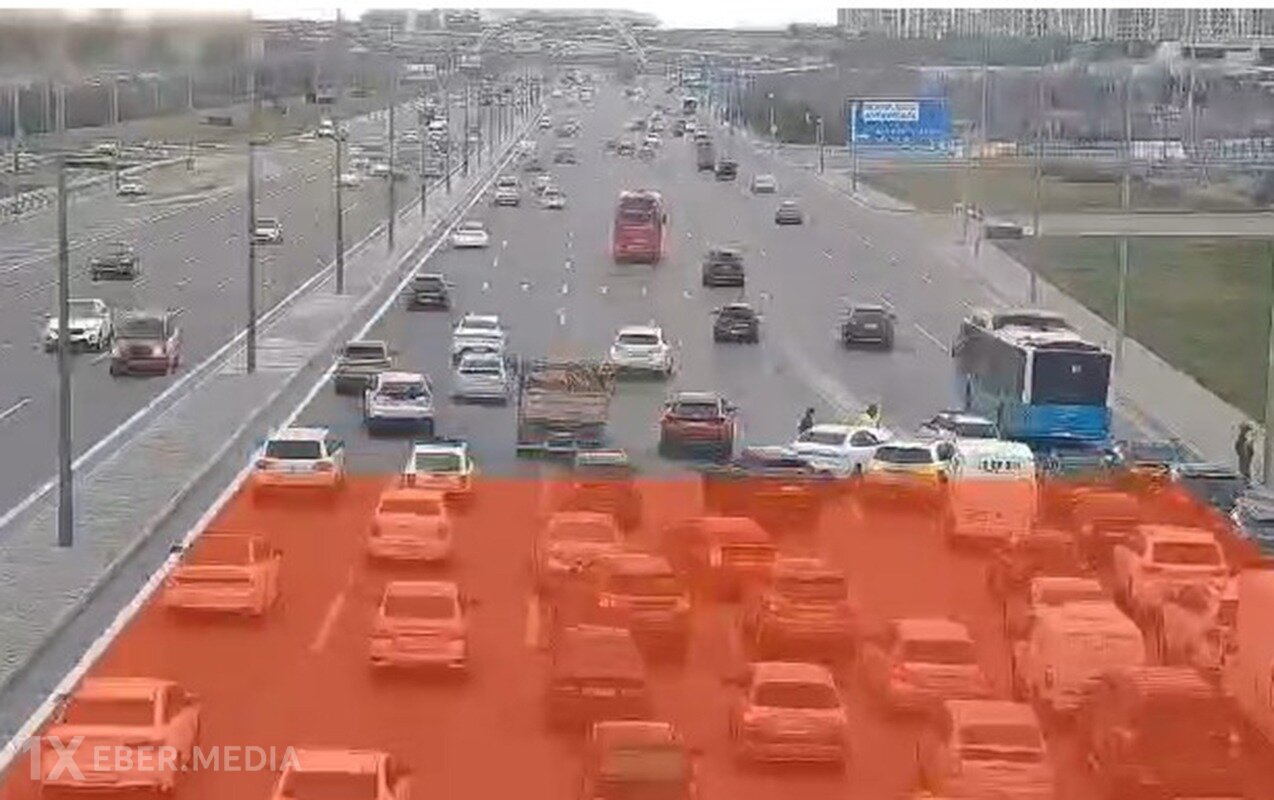 Aeroport yolunda sürücü diqqətsizliyi hərəkəti iflic etdi