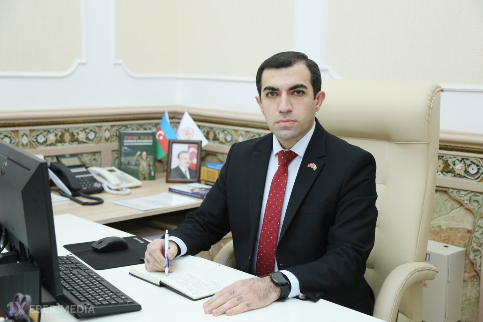 İsa Həbibbəyliyə çətir tutan şəxsin kimliyi BƏLLİ OLDU