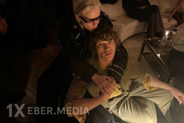 Rusiyalı rejissor "Heat Rivalry" serialının ulduzu ilə çəkdirdiyi foto ilə sosial mediada böyük müzakirələrə səbəb olub