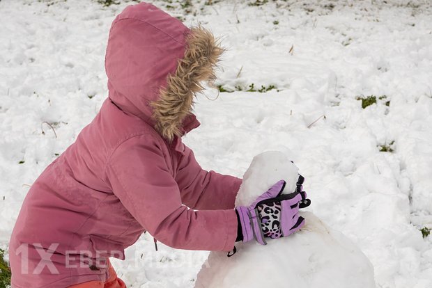 Rusiya kəndlərindən birində nəhəng bir qar adamı peyda olub