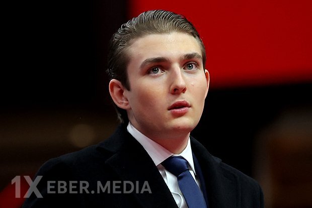 Trampın oğlu sevgilisi ilə ayrıldı və ayrıldıqdan sonra yenidən onunla danışmağa başladı