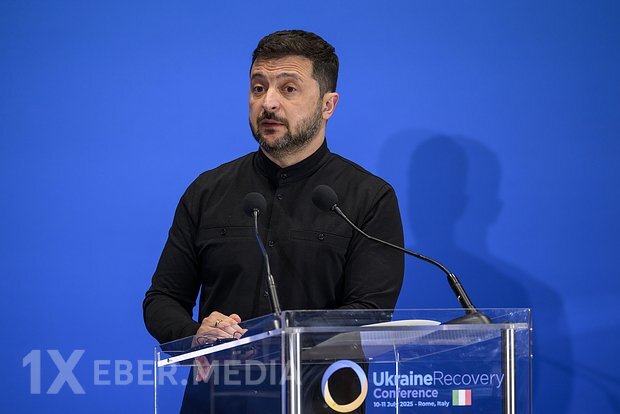 Zelenski Paris sammiti öncəsi Rusiya ilə bağlı sərt açıqlamalar verib