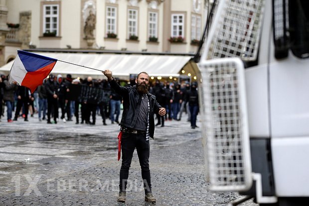 Çexiya hökumət binası yaxınlığındakı Ukrayna bayrağını yığışdırıb.
